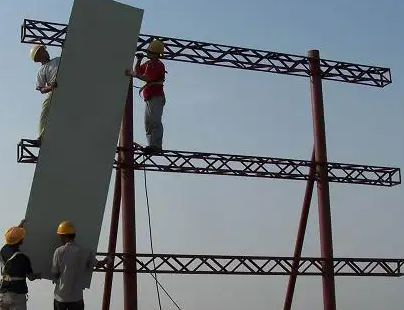 广告牌安装工人佩戴防坠器