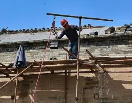 古建筑修缮过程中使用起重滑车吊运材料